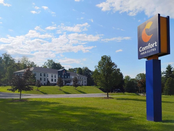 Comfort Inn & Suites image 1